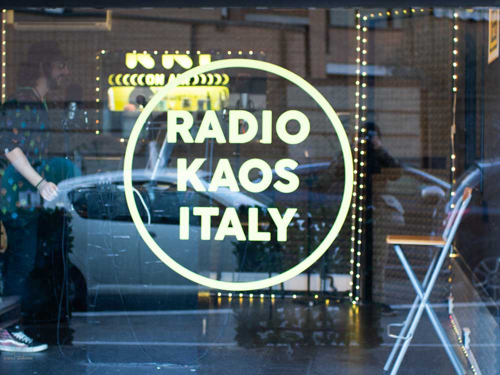 La vetrina degli studi di Radio Kaos Italy nel quartiere Tiburtino a Roma